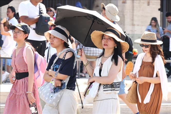 Nắng nóng gay gắt tại thủ đô Rome khiến rất nhiều du khách nhanh chóng kiệt sức. Ảnh: Việt Hải- PV TTXVN tại Italy