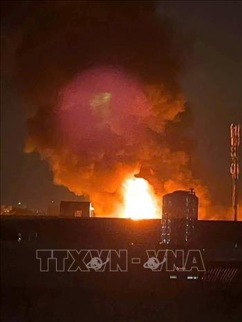Ngọn lửa bùng phát từ vụ cháy. Ảnh: TTXVN phát