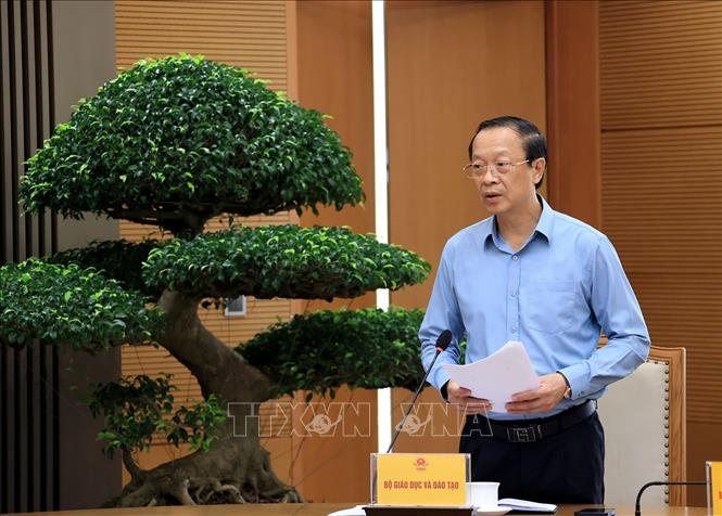 Thứ trưởng Thường trực Bộ Giáo dục và Đào tạo Phạm Ngọc Thưởng báo cáo tiến độ xây dựng trường các trường liên cấp tại các xã biên giới. Ảnh: Tuấn Anh - TTXVN