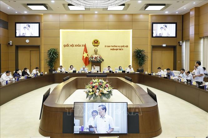 Chủ nhiệm Ủy ban Kinh tế và Tài chính của Quốc hội Phan Văn Mãi trình bày ý kiến đối với nội dung cơ quan trình dự kiến tiếp thu, giải trình và chỉnh lý các dự thảo. Ảnh: Doãn Tấn - TTXVN