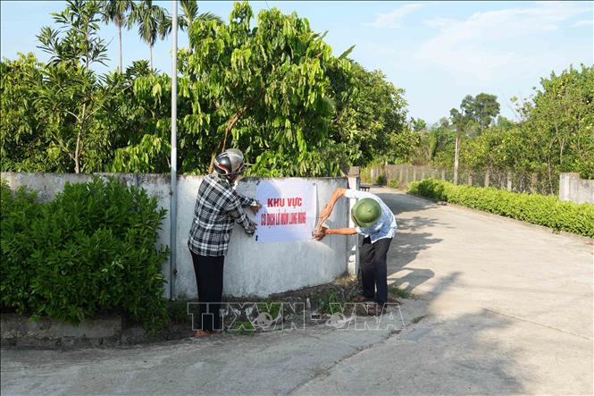 Biển cảnh báo vùng có dịch được dán tại các tuyến đường ra vào thôn Nam Sơn (Hà Tĩnh) nhằm hạn chế nguy cơ lây lan dịch bệnh. Ảnh: Hữu Quyết - TTXVN