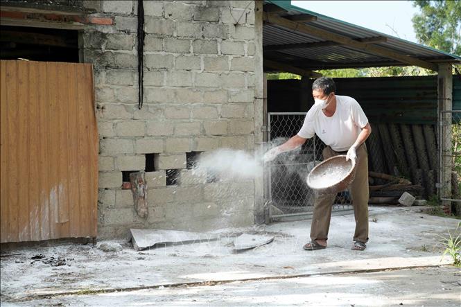 Công tác tiêu độc khử trùng chuồng trại được triển khai nhằm ngăn chặn dịch bệnh lây lan. Ảnh: Hữu Quyết - TTXVN