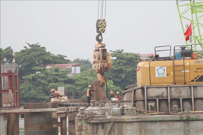 Đơn vị thi công tập trung nhân lực, phương tiện, nỗ lực đẩy nhanh tiến độ dự án xây dựng cầu Ninh Cường. Ảnh: Thùy Dung - TTXVN