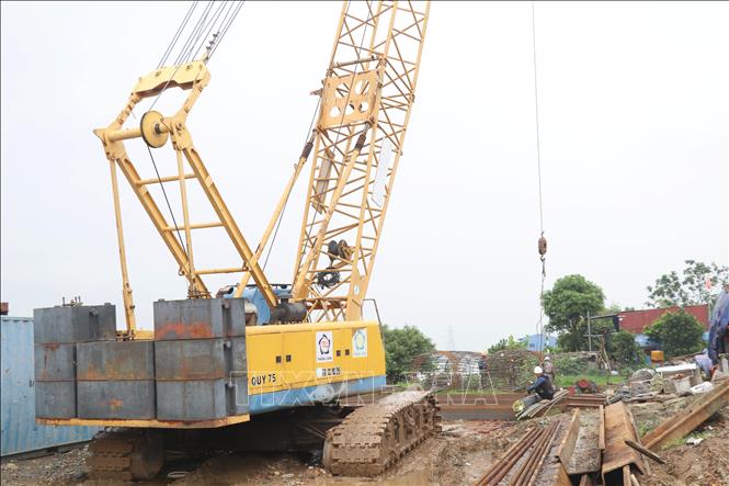 Đơn vị thi công tập trung nhân lực, phương tiện, nỗ lực đẩy nhanh tiến độ xây dựng cầu Ninh Cường. Ảnh: Thùy Dung - TTXVN