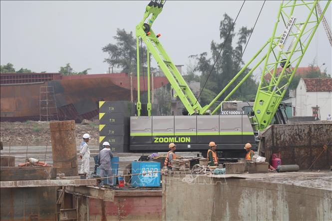 Đơn vị thi công tập trung nhân lực, phương tiện, nỗ lực đẩy nhanh tiến độ xây dựng cầu Ninh Cường. Ảnh: Thùy Dung - TTXVN