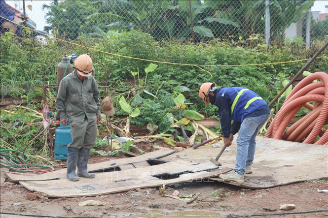 Đơn vị thi công tập trung nhân lực, phương tiện, nỗ lực đẩy nhanh tiến độ xây dựng cầu Ninh Cường. Ảnh: Thùy Dung - TTXVN