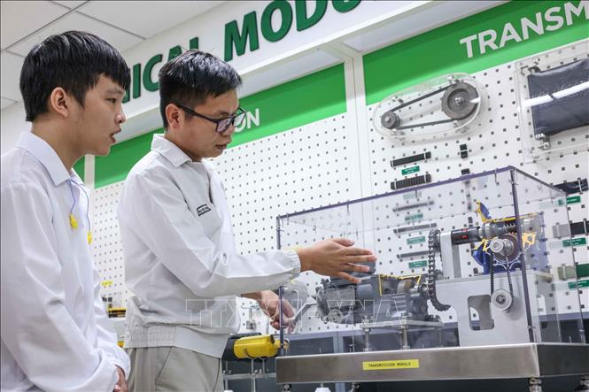 Cán bộ kỹ thuật công ty liên tục được đào tạo, phát triển các kỹ năng cần thiết để tiếp cận và làm chủ công nghệ tiên tiến. Ảnh: Hoàng Hiếu - TTXVN