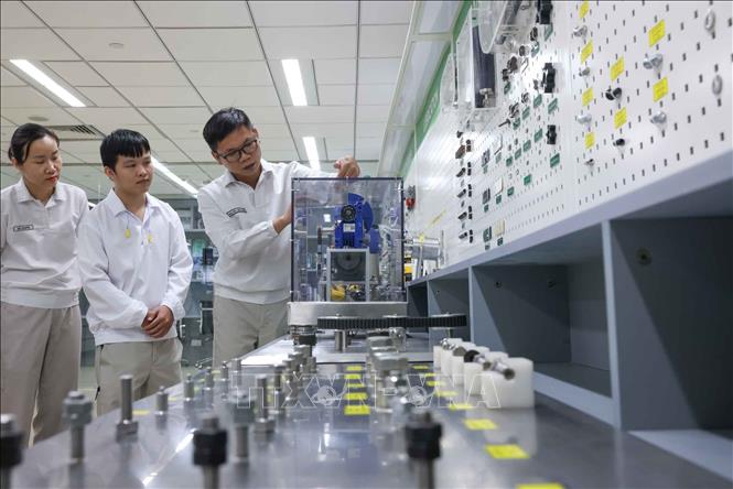 Công nhân công ty liên tục được đào tạo, phát triển các kỹ năng cần thiết để tiếp cận và làm chủ công nghệ tiên tiến nhất. Ảnh: Hoàng Hiếu - TTXVN