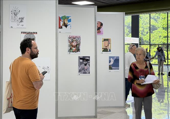 Khách tham quan tìm hiểu những bức họa về lãnh tụ Fidel Castro tại không gian trưng bày bên lề Hội thảo Quốc tế “Fidel: Di sản và Tương lai” ngày 10/8/2026 (giờ địa phương). Ảnh: Ngọc Duy - PV TTXVN tại Cuba