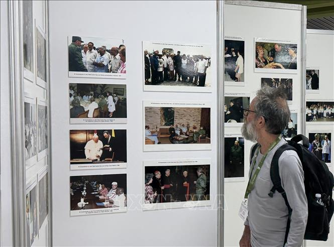 Đại biểu tìm hiểu những bức ảnh về lãnh tụ Fidel Castro tại không gian trưng bày bên lề Hội thảo Quốc tế “Fidel: Di sản và Tương lai” ngày 10/8/2026 (giờ địa phương). Ảnh: Ngọc Duy - PV TTXVN tại Cuba