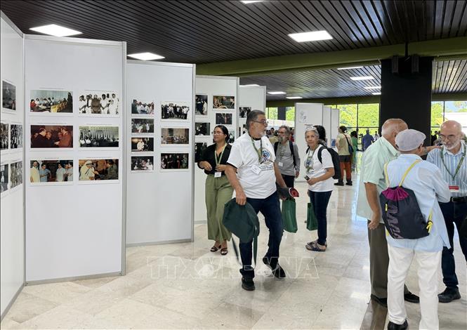 Khu vực trưng bày những bức ảnh về lãnh tụ Fidel Castro và cách mạng Cuba thu hút đông đảo đại biểu quan tâm, thảo luận. Ảnh: Ngọc Duy - PV TTXVN tại Cuba