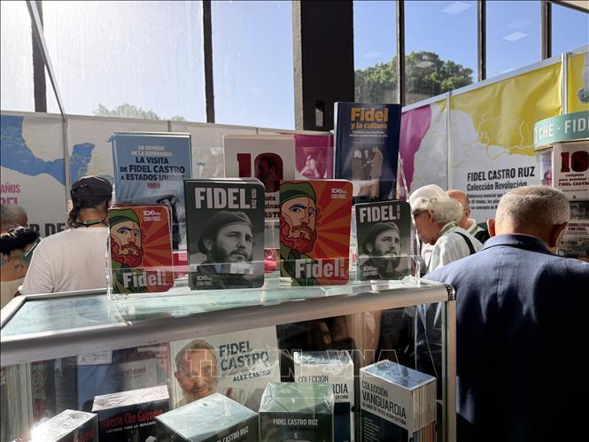 Những cuốn sách về lãnh tụ Fidel Castro tại gian trưng bày bên lề Hội thảo Quốc tế “Fidel: Di sản và Tương lai” ngày 10/8/2026 (giờ địa phương). Ảnh: Ngọc Duy - PV TTXVN tại Cuba