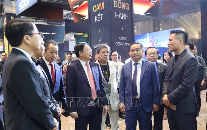 Các đại biểu thăm quan gian hàng tại Ngày hội. Ảnh: Hứa Chung - TTXVN