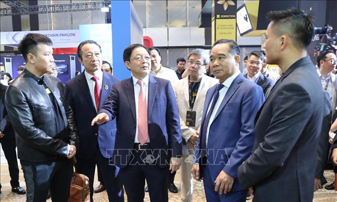 Phó Thủ tướng Chính phủ Hồ Quốc Dũng (thứ 3, trái sang) thăm quan các gian hàng trưng bày tại Ngày hội Công nghệ TP. Hồ Chí Minh. Ảnh: Hứa Chung - TTXVN