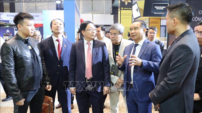 Phó Thủ tướng Hồ Quốc Dũng (thứ 3, trái sang) và Chủ tịch UBND TP. Hồ Chí Minh Nguyễn Văn Được (thứ 2, phải sang) thăm quan các gian hàng tại Ngày hội. Ảnh: Hứa Chung - TTXVN