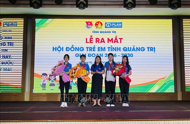 Thường trực Hội đồng Trẻ em tỉnh Quảng Trị giai đoạn 2026-2030 gồm 4 thiếu nhi được giới thiệu và nhận Quyết định thành lập. Ảnh: Võ Dung - TTXVN