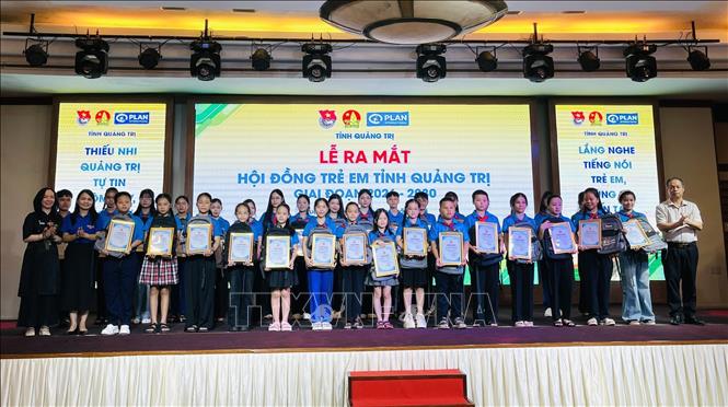 Ban Tổ chức trao giấy chứng nhận, quà cho các thành viên Hội đồng Trẻ em tỉnh. Ảnh: Võ Dung - TTXVN