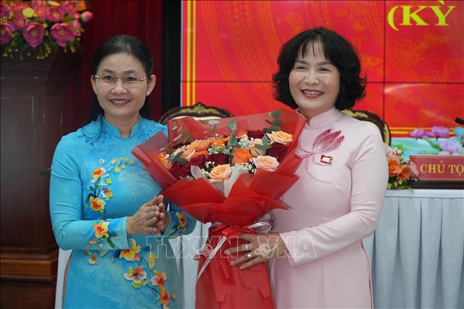 Ủy viên Trung ương Đảng, Phó Bí thư Thường trực Thành ủy, Chủ tịch HĐND thành phố Đồng Nai Tôn Ngọc Hạnh tặng hoa chúc mừng bà Nguyễn Thị Cát Tiên được bầu giữ chức Phó Chủ tịch UBND thành phố Đồng Nai. Ảnh: Sỹ Tuyên - TTXVN