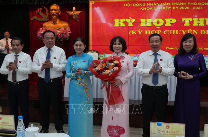 Các đồng chí trong Thường trực Thành ủy tặng hoa chúc mừng bà Nguyễn Thị Cát Tiên được bầu giữ chức Phó Chủ tịch UBND thành phố Đồng Nai. Ảnh: Sỹ Tuyên - TTXVN