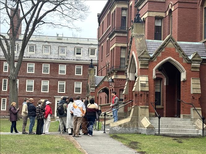 Du khách nghe giới thiệu về một công trình trong khuôn viên Đại học Harvard, một trong những trường đại học lâu đời và có ảnh hưởng nhất tại Mỹ. Ảnh: Đoàn Hùng - PV TTXVN tại Mỹ