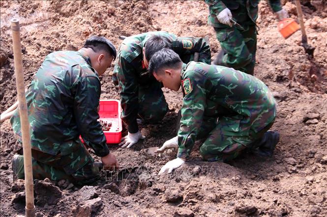 Khẩn trương hoàn thành việc tìm kiếm, quy tập hài cốt liệt sĩ tại công viên Lê Thị Riêng. Ảnh: Xuân Khu-TTXVN