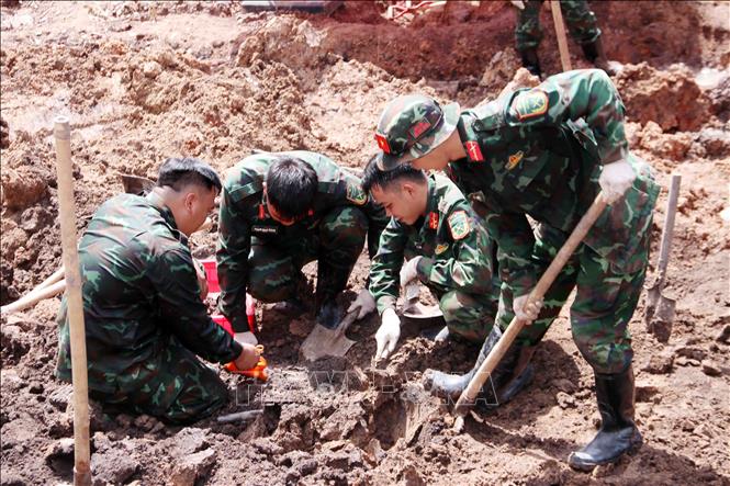 Khẩn trương hoàn thành việc tìm kiếm, quy tập hài cốt liệt sĩ tại công viên Lê Thị Riêng. Ảnh: Xuân Khu-TTXVN