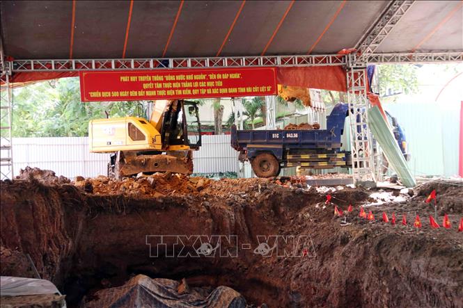 Bắt đầu mở rộng diện tích tìm kiếm tại khu vực A, công viên Lê Thị Riêng. Ảnh: Xuân Khu-TTXVN