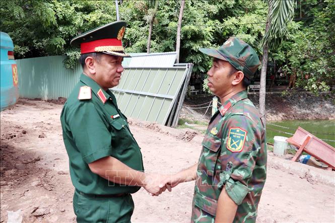 Thiếu tướng Nguyễn Thành Trung động viên cán bộ, chiến sĩ làm nhiệm vụ tại công viên Lê Thị Riêng. Ảnh: Xuân Khu-TTXVN