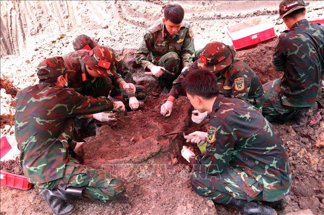 Cán bộ, chiến sĩ đội K74 làm việc tại  khu B. Ảnh: Xuân Khu-TTXVN