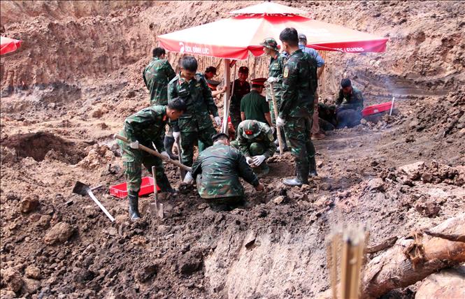Cán bộ, chiến sĩ đội K74 chia làm hai ca, làm việc cùng lúc tại địa điểm khai quật khu A và khu B. Ảnh: Xuân Khu-TTXVN