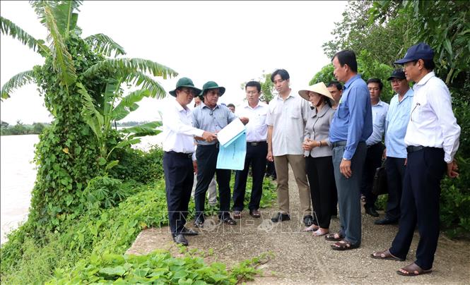 Phó Chủ tịch UBND tỉnh Vĩnh Long Châu Văn Hòa cùng đại diện các ngành khảo sát tại khu vực sạt lở ở ấp Rạch Sâu, xã Quới Thiện. Ảnh: Lê Thúy Hằng – TTXVN