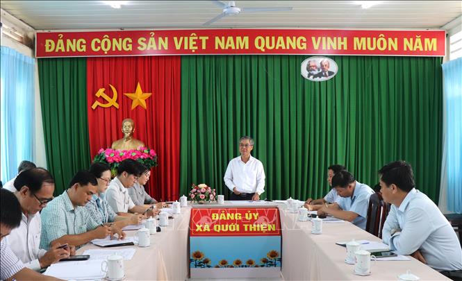 Phó Chủ tịch UBND tỉnh Vĩnh Long Châu Văn Hòa làm việc với xã Quới Thiện về tình hình sạt lở trên địa bàn. Ảnh: Lê Thúy Hằng – TTXVN
