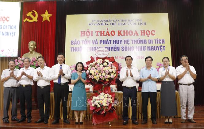 Lãnh đạo tỉnh Bắc Ninh tặng hoa chúc mừng Hội thảo. Ảnh: Thanh Thương- TTXVN