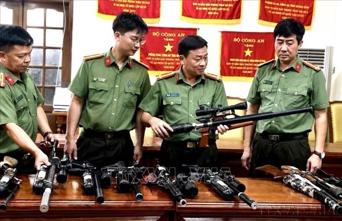 Lực lượng An ninh Công an tỉnh Quảng Trị triệt phá Chuyên án PC198, phát hiện đường dây chế tạo, mua bán trái phép vũ khí quân dụng trên không gian mạng; thu giữ hơn một tấn linh kiện súng, 56 khẩu súng, hơn 2.000 viên đạn chì và khởi tố 3 đối tượng. Ảnh: Nguyên Linh - TTXVN