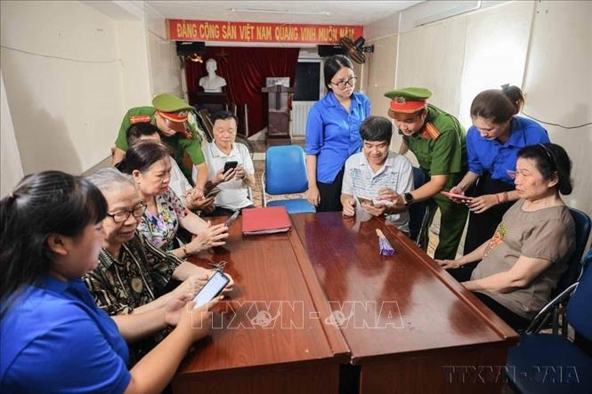 Lực lượng công an, cán bộ tổ dân phố, đoàn viên thanh niên hướng dẫn người dân phường Cửa Nam (Hà Nội) sử dụng các ứng dụng VNeID, iHanoi... trên điện thoại thông minh trong Chiến dịch 