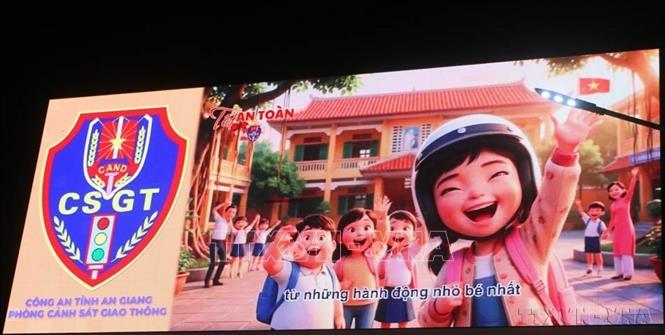 Phòng Cảnh sát giao thông Công an tỉnh An Giang thực hiện chuyển đổi số, ứng dụng nhân vật AI để đưa thông tin pháp luật đến gần người dân hơn qua các biển quảng cáo điện tử lớn được lắp đặt trên một số tuyến đường chính, khu dân cư (25/3/2026). Ảnh: Công Mạo-TTXVN