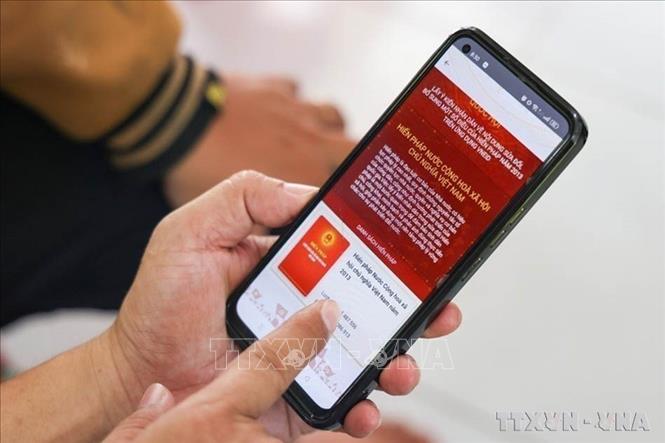 Phòng Cảnh sát Quản lý hành chính về trật tự xã hội, Công an thành phố Cần Thơ phối hợp Công an các xã, phường, thị trấn đồng loạt tổ chức lực lượng tuyên truyền, hướng dẫn người dân trên địa bàn thành phố góp ý cho sửa đổi Hiến pháp năm 2013 thông qua ứng dụng VneID. Ảnh: TTXVN phát