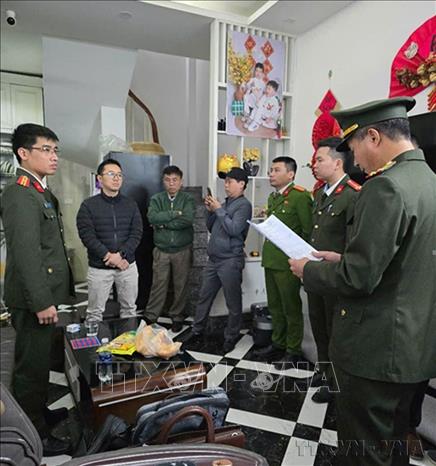Lực lượng An ninh Công an tỉnh Quảng Trị triệt phá Chuyên án NC925, phát hiện đường dây nhập lậu hơn 25 tấn mỹ phẩm giả từ Trung Quốc, tiêu thụ qua các nền tảng số. Ảnh: Nguyên Linh-TTXVN