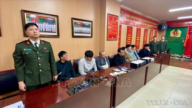 Kế hoạch cao điểm đấu tranh phòng, chống xuất nhập cảnh trái phép năm 2026, Phòng Quản lý xuất nhập cảnh (Công an thành phố Hà Nội) đồng loạt ra quân kiểm tra việc chấp hành các quy định của pháp luật trên lĩnh vực xuất nhập cảnh đối với người nước ngoài và cơ sở lưu trú trên địa bàn thành phố. Lực lượng chức năng phát hiện 4 vụ, với 17 người nước ngoài vi phạm quy định về xuất nhập cảnh. Trong đó, nhiều đối tượng là người nước ngoài nhập cảnh Việt Nam với mục đích lừa đảo qua mạng. Trong ảnh: Các đối tượng người nước ngoài tại Cơ quan Công an (16/01/2026). Ảnh: TTXVN phát 