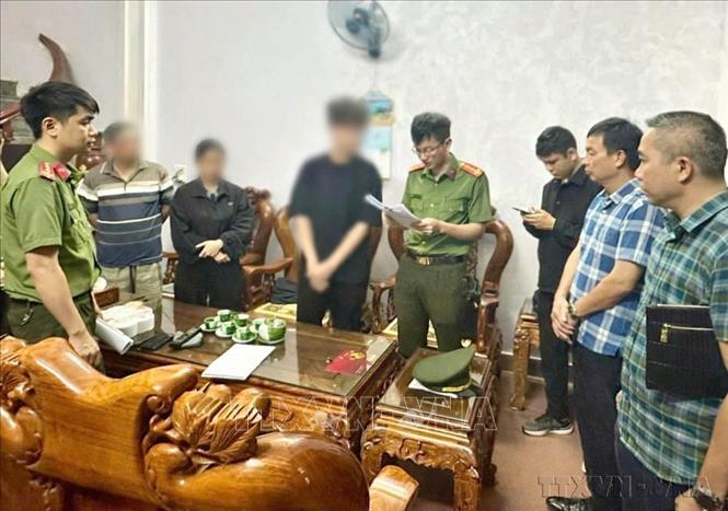 Cục An ninh mạng và phòng, chống tội phạm sử dụng công nghệ cao (Bộ Công an) phối hợp với Phòng An ninh mạng và phòng, chống tội phạm sử dụng công nghệ cao Công an tỉnh Thanh Hóa phát hiện một đường dây phát tán mã độc nhằm đánh cắp dữ liệu người dùng Internet tại nhiều quốc gia trên thế giới, do một học sinh lớp 12 trú tại phường Hạc Thành (Thanh Hóa) lập trình (25/03/2026). Ảnh: TTXVN phát