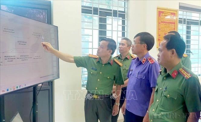 Phòng An ninh mạng và phòng, chống tội phạm công nghệ cao phối hợp với Phòng An ninh điều tra (Công an tỉnh Thanh Hóa) triệt phá thành công chuyên án lớn, bắt giữ ổ nhóm đối tượng chuyên thu thập, mua bán trái phép thông tin tài khoản ngân hàng và sử dụng công cụ công nghệ cao nhằm trục lợi. Trong ảnh: Đại tá Lê Ngọc Anh (ngoài cùng bên phải), Phó Giám đốc Công an tỉnh Thanh Hóa trực tiếp chỉ đạo công tác điều tra phá án. Ảnh: TTXVN phát