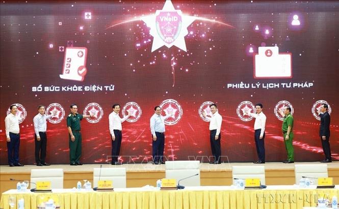 Thủ tướng Phạm Minh Chính và các đại biểu bấm nút khai trương Sổ sức khỏe điện tử và cấp Phiếu lý lịch tư pháp trên VNeID (Hà Nội, 2/10/2024). Ảnh: Dương Giang-TTXXVN