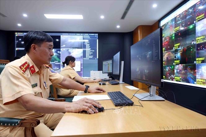 Cán bộ, chiến sĩ luôn ứng trực 24/7 tại Trung tâm thông tin chỉ huy thuộc Cục Cảnh sát giao thông (Bộ Công an) để xử lý thông tin, hình ảnh được truyền về từ camera AI trên các tuyến đường và xe tuần tra của Cảnh sát giao thông có gắn camera trên khắp cả nước. Ảnh: Phạm Kiên - TTXVN