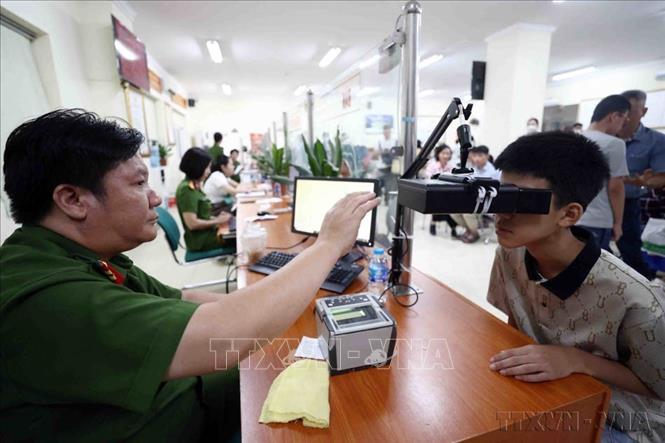 Công an Hà Nội thực hiện thu nhận vân tay, sinh trắc học mống mắt vào cơ sở dữ liệu căn cước ngay sau Lễ phát động triển khai Luật căn cước năm 2023 và Công bố dịch vụ xác thực điện tử do Cục Cảnh sát quản lý hành chính về trật tự xã hội (Bộ Công an) tổ chức. Ảnh: Phạm Kiên - TTXVN