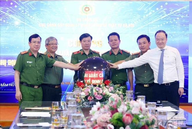 Cục Cảnh sát quản lý hành chính về trật tự xã hội (Bộ Công an) tổ chức Lễ phát động triển khai Luật căn cước năm 2023 và Công bố dịch vụ xác thực điện tử từ ngày 1/7/2024. Ảnh: Phạm Kiên - TTXVN
