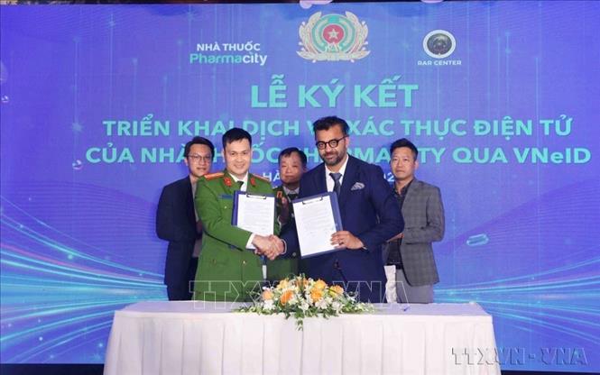 Công ty Cổ phần Dược phẩm Pharmacity và Trung tâm Nghiên cứu Ứng dụng Dữ liệu Dân cư và Căn cước công dân (Trung tâm RAR) thuộc Cục Cảnh sát Quản lý hành chính về trật tự xã hội, Bộ Công an ký kết hợp tác, triển khai dịch vụ xác thực điện tử của nhà thuốc Pharmacity qua ứng dụng VNeID (Hà Nội,19/03/2025). Ảnh: Phạm Kiên - TTXVN
