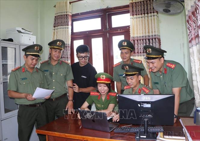  Nhằm nâng cao hiệu quả công tác phòng, chống tội phạm ngay từ cơ sở, lực lượng Công an tỉnh Quảng Ngãi chủ động đổi mới toàn diện hình thức tuyên truyền thông qua ứng dụng công nghệ số và trí tuệ nhân tạo (AI). Nhờ cách tiếp cận sinh động, trẻ trung, các quy định pháp luật vốn khô khan đã trở nên gần gũi, lan tỏa mạnh mẽ trong cộng đồng. Ảnh: Đinh Hương – TTXVN