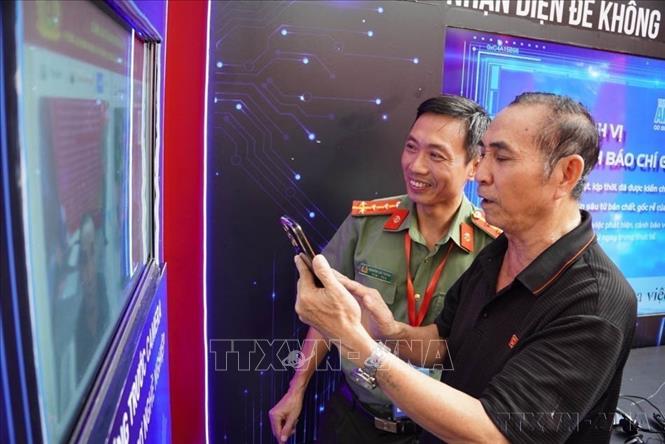 Người dân thủ đô được trực tiếp nhận diện những thủ đoạn lừa đảo trực tuyến phổ biến trên không gian mạng tại triển lãm tương tác “Bức tường An ninh mạng” (Hà Nội, 12/07/2026). Ảnh: Hùng Mạnh - TTXVN