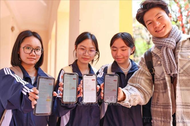 Cử tri là sinh viên có tài khoản định danh điện tử mức 2, có thể sử dụng chức năng bầu cử Quốc hội khóa XVI trên VNeID để theo dõi hoặc thay đổi nơi bỏ phiếu và xem danh sách người ứng cử. Chức năng hỗ trợ tạo yêu cầu thay đổi nơi bỏ phiếu trên VNeID góp phần xây dựng công dân số trong thời đại chuyển đổi số. Ảnh: Thanh Tùng - TTXVN