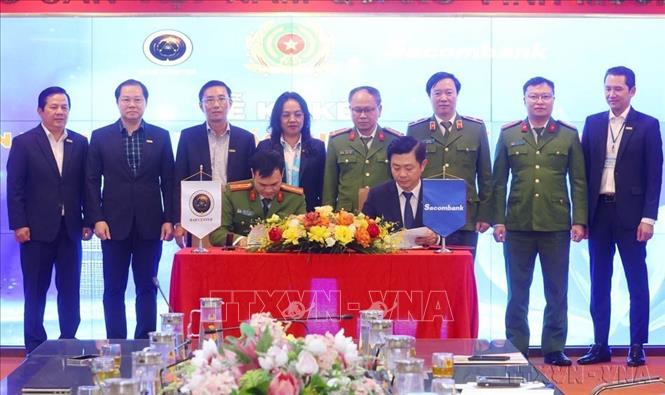 Cục cảnh sát quản lý hành chính về trật tự xã hội (Bộ Công an) tổ chức Lễ ký kết triển khai dịch vụ xác thực điện tử qua VneID giữa Trung tâm nghiên cứu, ứng dụng dữ liệu dân cư và căn cước công dân và Ngân hàng TMCP Sài Gòn Thương Tín (Sacombank). Ảnh: Phạm Kiên – TTXVN
